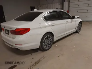 2020 BMW 5 Series 540i xDrive z VIN WBAJS3C0XLWW78586, wystawiony jako IAAI lot #41380055 z przebiegiem 44 310 mil mil oraz . Historia ofert i sprzedaży dostępna na DreamBid. Obrazek 4.