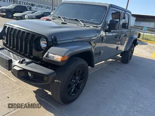 2022 Jeep Gladiator Willys z VIN 1C6HJTAG9NL160131, wystawiony jako Copart lot #50428855 z przebiegiem 56 970 mil mil oraz Czysty tytuł • Clean title. Historia ofert i sprzedaży dostępna na DreamBid. Obrazek 2.