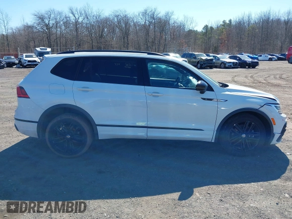 2022 Volkswagen Tiguan SE R-Line Black z VIN 3VV8B7AX4NM027208, wystawiony jako IAAI lot #41729385 z przebiegiem 51 274 mil mil oraz . Historia ofert i sprzedaży dostępna na DreamBid. Obrazek 13.