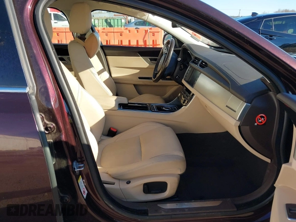 2016 Jaguar XF 35t Premium with VIN SAJBD4BV9GCY21749, listed as a IAAI auction lot 41430358 with 79,289 mi miles. Bid and sale history available at carsss.com. Image 5.
