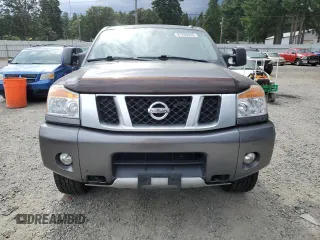 2015 Nissan Titan SV z VIN 1N6AA0EC5FN513631, wystawiony jako Copart lot #61260425 z przebiegiem 160 408 mil mil oraz Szkoda całkowita • Salvage title. Historia ofert i sprzedaży dostępna na DreamBid. Obrazek 5.