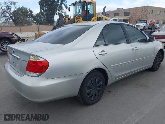 2005 Toyota Camry STD z VIN 4T1BE32K95U610596, wystawiony jako IAAI lot #41908876 z przebiegiem 249 640 mil mil oraz . Historia ofert i sprzedaży dostępna na DreamBid. Obrazek 4.