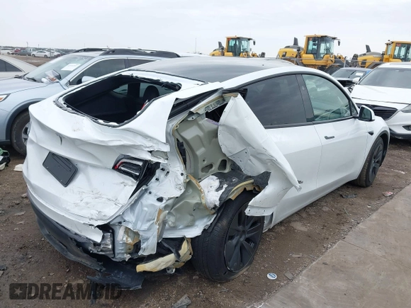 2025 Tesla Model Y Long Range z VIN 7SAYGDED9SA357876, wystawiony jako IAAI lot #41555227 z przebiegiem 1 600 mil mil oraz . Historia ofert i sprzedaży dostępna na DreamBid. Obrazek 4.