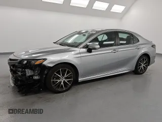 2022 Toyota Camry SE with VIN 4T1G11AK1NU670511, listed as a Copart auction lot 52487225 with 57,583 mi miles and Clean Title. Bid and sale history available at DreamBid. Image 1.