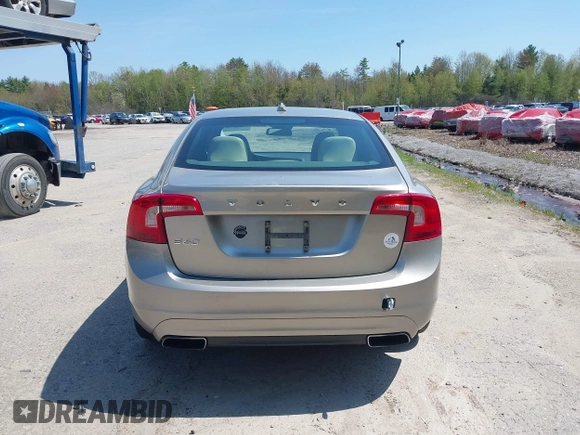 2015 Volvo S60 T5 Drive-E Premier z VIN YV126MFB8F2302747, wystawiony jako IAAI lot #42247878 z przebiegiem 95 591 mil mil oraz . Historia ofert i sprzedaży dostępna na DreamBid. Obrazek 15.