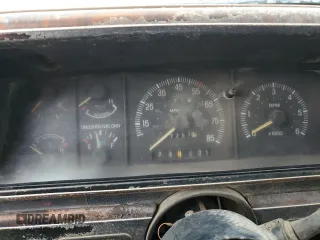 1989 Ford Bronco XL z VIN 1FMEU15N6KLA87551, wystawiony jako Copart lot #56662825 z przebiegiem 87 257 mil mil oraz Czysty tytuł • Clean title. Historia ofert i sprzedaży dostępna na DreamBid. Obrazek 9.