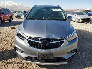 2020 Buick Encore Essence z VIN KL4CJGSB0LB045718, wystawiony jako Copart lot #43017415 z przebiegiem 21 880 mil mil oraz Szkody całkowita. Historia ofert i sprzedaży dostępna na DreamBid. Obrazek 5.
