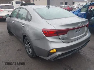 2023 Kia Forte LXS z VIN 3KPF24ADXPE544309, wystawiony jako IAAI lot #41722008 z przebiegiem 61 154 mil mil oraz . Historia ofert i sprzedaży dostępna na DreamBid. Obrazek 3.
