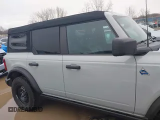 2023 Ford Bronco z VIN 1FMDE5BH4PLB16762, wystawiony jako IAAI lot #41918584 z przebiegiem 32 527 mil mil oraz . Historia ofert i sprzedaży dostępna na DreamBid. Obrazek 13.