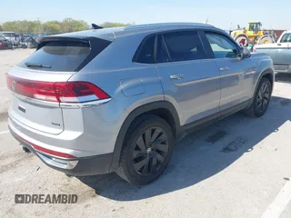 2024 Volkswagen Atlas SE z VIN 1V2KE2CA3RC243791, wystawiony jako IAAI lot #42037645 z przebiegiem 24 932 mil mil oraz . Historia ofert i sprzedaży dostępna na DreamBid. Obrazek 4.