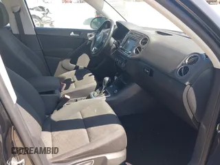 2017 Volkswagen Tiguan S z VIN WVGBV7AX8HK049943, wystawiony jako IAAI lot #42055240 z przebiegiem 113 330 mil mil oraz . Historia ofert i sprzedaży dostępna na DreamBid. Obrazek 5.
