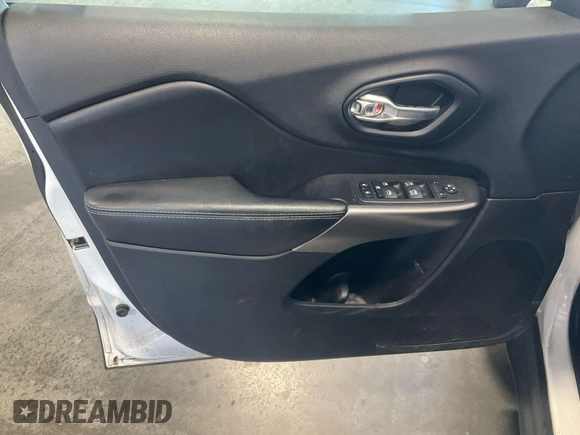 2020 Jeep Cherokee Latitude z VIN 1C4PJLCB4LD628070, wystawiony jako IAAI lot #42859811 z przebiegiem 119 307 mil mil oraz . Historia ofert i sprzedaży dostępna na DreamBid. Obrazek 5.