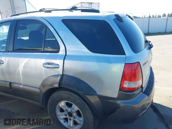 2004 Kia Sorento LX z VIN KNDJD733X45297844, wystawiony jako IAAI lot #41510715 z przebiegiem 222 676 mil mil oraz . Historia ofert i sprzedaży dostępna na DreamBid. Obrazek 17.
