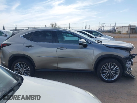 2024 Lexus NX 350 Luxury z VIN 2T2HGCEZ3RC032785, wystawiony jako IAAI lot #42230799 z przebiegiem 5 992 mil mil oraz . Historia ofert i sprzedaży dostępna na DreamBid. Obrazek 14.
