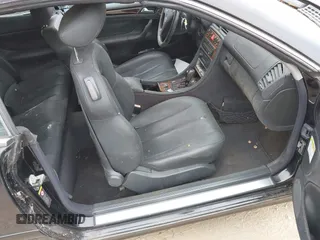 2003 Mercedes-Benz CLK 320 z VIN WDBLK65G63T142595, wystawiony jako IAAI lot #42021112 z przebiegiem 121 898 mil mil oraz . Historia ofert i sprzedaży dostępna na DreamBid. Obrazek 5.