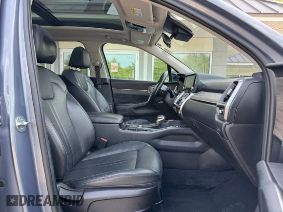 2021 Kia Sorento EX z VIN 5XYRHDLF2MG069814, wystawiony jako Copart lot #59040115 z przebiegiem 301 281 mil mil oraz Czysty tytuł • Clean title. Historia ofert i sprzedaży dostępna na DreamBid. Obrazek 5.