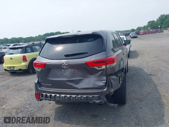 2018 Toyota Highlander LE z VIN 5TDBZRFH3JS841728, wystawiony jako IAAI lot #42424705 z przebiegiem 93 473 mil mil oraz . Historia ofert i sprzedaży dostępna na DreamBid. Obrazek 16.