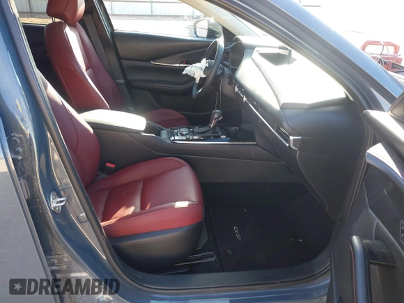 2025 Mazda CX-30 S Carbon Edition z VIN 3MVDMBCMXSM790941, wystawiony jako IAAI lot #42514372 z przebiegiem 17 235 mil mil oraz . Historia ofert i sprzedaży dostępna na DreamBid. Obrazek 5.