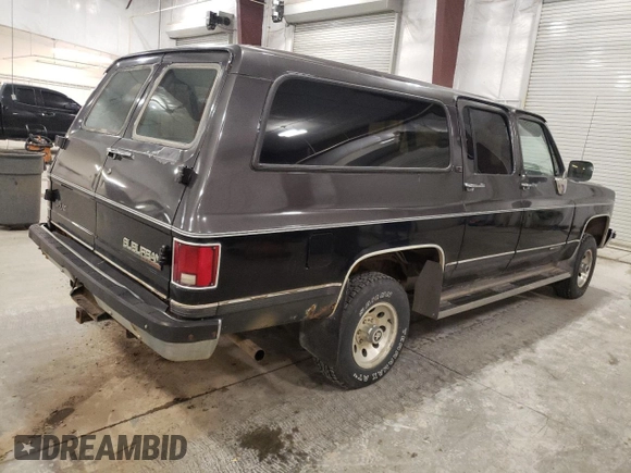 1991 GMC Suburban z VIN 1GKEV16K5MF500359, wystawiony jako Copart lot #81125224 z przebiegiem 177 181 mil mil oraz Czysty tytuł • Clean title. Historia ofert i sprzedaży dostępna na DreamBid. Obrazek 3.