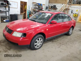 2000 Volkswagen Passat z VIN WVWMA23B3YE073398, wystawiony jako Copart lot #84348564 z przebiegiem 146 431 mil mil oraz Czysty tytuł • Clean title. Historia ofert i sprzedaży dostępna na DreamBid. Obrazek 1.