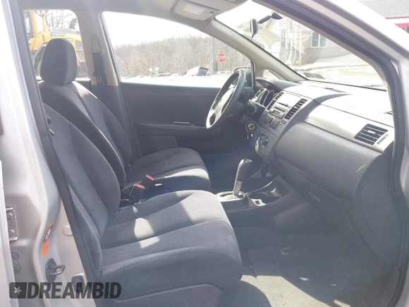 2008 Nissan Versa S z VIN 3N1BC11E78L371643, wystawiony jako IAAI lot #41698980 z przebiegiem 82 127 mil mil oraz . Historia ofert i sprzedaży dostępna na DreamBid. Obrazek 5.