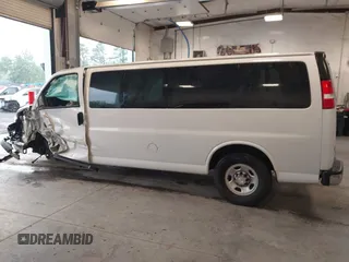 2018 Chevrolet Express Passenger LT z VIN 1GAZGPFG3J1267167, wystawiony jako IAAI lot #42320536 z przebiegiem 81 068 mil mil oraz . Historia ofert i sprzedaży dostępna na DreamBid. Obrazek 14.