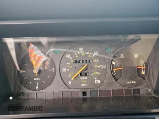 1992 Volvo 240 z VIN YV1AS8805N1467833, wystawiony jako Copart lot #51828515 z przebiegiem 178 826 mil mil oraz Szkoda całkowita • Salvage title. Historia ofert i sprzedaży dostępna na DreamBid. Obrazek 9.