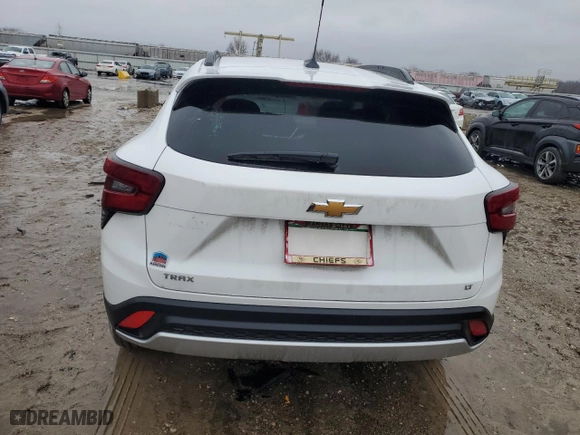 2025 Chevrolet Trax LT with VIN KL77LHEP6SC124685, listed as a Copart auction lot 43427785 with 2,494 mi miles and Salvage Title. Bid and sale history available at carsss.com. Image 6.