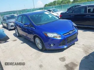 2014 Ford Focus Titanium z VIN 1FADP3N29EL195441, wystawiony jako IAAI lot #42577762 z przebiegiem 87 496 mil mil oraz . Historia ofert i sprzedaży dostępna na DreamBid. Obrazek 1.