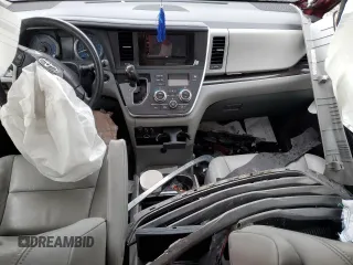 2015 Toyota Sienna XLE с VIN 5TDYK3DC2FS565567, выставлен на аукционе Copart как лот 51822235 с пробегом Не указан миль и Списание • Salvage title. История ставок и продаж доступна на DreamBid. Изображение 8.