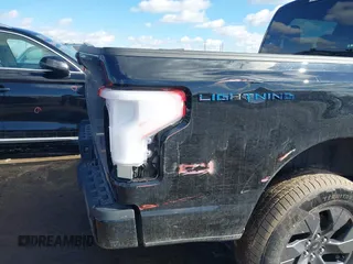 2024 Ford F-150 Lightning XLT z VIN 1FTVW3LK3RWG06339, wystawiony jako IAAI lot #41664763 z przebiegiem 9 891 mil mil oraz . Historia ofert i sprzedaży dostępna na DreamBid. Obrazek 20.