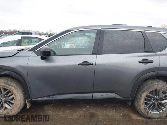 2023 Nissan Rogue S z VIN 5N1BT3AB5PC802677, wystawiony jako IAAI lot #41897255 z przebiegiem 62 794 mil mil oraz . Historia ofert i sprzedaży dostępna na DreamBid. Obrazek 14.