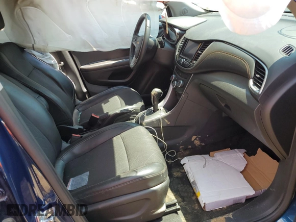 2020 Chevrolet Trax LT z VIN KL7CJLSB5LB329731, wystawiony jako Copart lot #52688482 z przebiegiem 25 658 mil mil oraz Nie do naprawy. Historia ofert i sprzedaży dostępna na DreamBid. Obrazek 5.