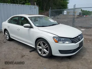2015 Volkswagen Passat SE z VIN 1VWBV7A34FC076935, wystawiony jako IAAI lot #42394375 z przebiegiem 172 408 mil mil oraz . Historia ofert i sprzedaży dostępna na DreamBid. Obrazek 1.