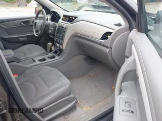 2015 Chevrolet Traverse LS z VIN 1GNKVFED2FJ133054, wystawiony jako IAAI lot #42252164 z przebiegiem 72 981 mil mil oraz . Historia ofert i sprzedaży dostępna na DreamBid. Obrazek 5.