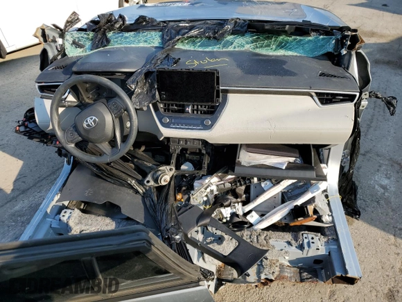 2023 Toyota Corolla Cross L z VIN 7MUAAAAG0PV064006, wystawiony jako Copart lot #57481625 z przebiegiem Nie podano mil oraz Nie do naprawy • Non repairable. Historia ofert i sprzedaży dostępna na DreamBid. Obrazek 8.