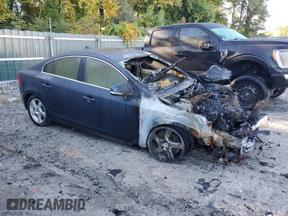 2013 Volvo S60 T5 Premier z VIN YV1612FSXD2192205, wystawiony jako Copart lot #43498645 z przebiegiem Nie podano mil oraz Nie do naprawy. Historia ofert i sprzedaży dostępna na DreamBid. Obrazek 4.