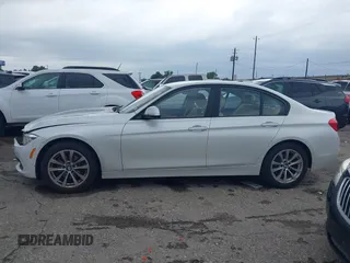 2018 BMW 3 Series 320i z VIN WBA8E1G53JNU90270, wystawiony jako IAAI lot #42183837 z przebiegiem 90 106 mil mil oraz . Historia ofert i sprzedaży dostępna na DreamBid. Obrazek 14.