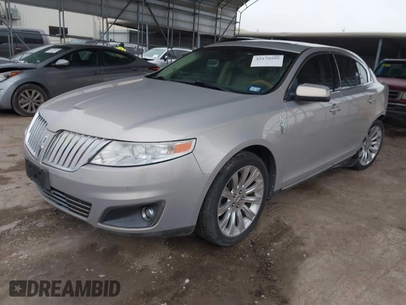 2009 Lincoln MKS z VIN 1LNHM93R39G634750, wystawiony jako IAAI lot #42179995 z przebiegiem 166 151 mil mil oraz . Historia ofert i sprzedaży dostępna na DreamBid. Obrazek 2.