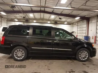 2015 Chrysler Town & Country Touring L z VIN 2C4RC1CG9FR728864, wystawiony jako IAAI lot #42211260 z przebiegiem 150 345 mil mil oraz . Historia ofert i sprzedaży dostępna na DreamBid. Obrazek 13.
