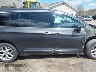 2017 Chrysler Pacifica Touring L with VIN 2C4RC1BG3HR511492, listed as a IAAI auction lot 41922578 with 139,393 mi miles and . Bid and sale history available at DreamBid. Image 14.