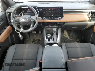 2024 GMC Canyon 4WD AT4 z VIN 1GTP6DEKXR1197281, wystawiony jako Copart lot #48731345 z przebiegiem 4 708 mil mil oraz Szkoda całkowita • Salvage title. Historia ofert i sprzedaży dostępna na DreamBid. Obrazek 8.