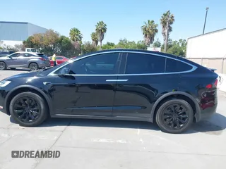 2017 Tesla Model X 90D z VIN 5YJXCBE23HF027198, wystawiony jako IAAI lot #42439451 z przebiegiem 111 122 mil mil oraz . Historia ofert i sprzedaży dostępna na DreamBid. Obrazek 14.