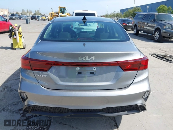 2024 Kia Forte LXS z VIN 3KPF24AD5RE759745, wystawiony jako IAAI lot #42101425 z przebiegiem 13 165 mil mil oraz . Historia ofert i sprzedaży dostępna na DreamBid. Obrazek 16.