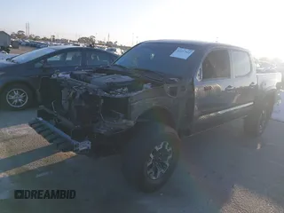 2022 Toyota Tacoma SR z VIN 3TMCZ5AN1NM531884, wystawiony jako IAAI lot #42257444 z przebiegiem Nie podano mil oraz . Historia ofert i sprzedaży dostępna na DreamBid. Obrazek 2.