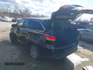 2018 Toyota Highlander SE with VIN 5TDJZRFH0JS533976, listed as a IAAI auction lot 41820619 with 131,015 mi miles and . Bid and sale history available at DreamBid. Image 3.