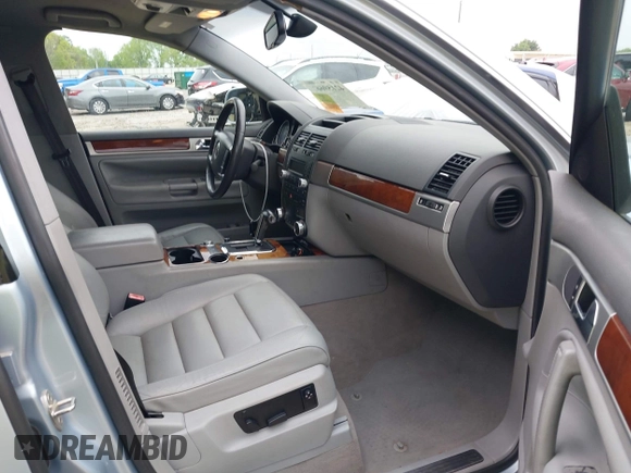 2007 Volkswagen Touareg V6 z VIN WVGZE77L57D000964, wystawiony jako IAAI lot #42159667 z przebiegiem 143 542 mil mil oraz . Historia ofert i sprzedaży dostępna na DreamBid. Obrazek 5.