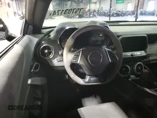 2023 Chevrolet Camaro ZL1 z VIN 1G1FJ1R62P0157102, wystawiony jako Copart lot #79703174 z przebiegiem 12 392 mil mil oraz Szkody całkowita. Historia ofert i sprzedaży dostępna na DreamBid. Obrazek 5.