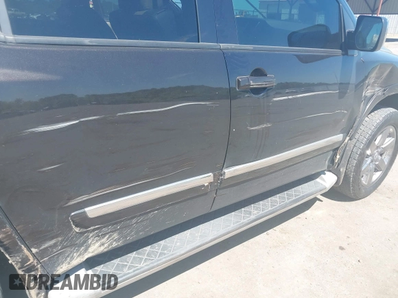2014 Nissan Armada Platinum z VIN 5N1BA0NE9EN611807, wystawiony jako IAAI lot #42297717 z przebiegiem 199 541 mil mil oraz . Historia ofert i sprzedaży dostępna na DreamBid. Obrazek 18.