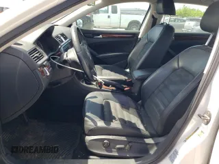 2013 Volkswagen Passat SEL Premium z VIN 1VWCH7A38DC039377, wystawiony jako Copart lot #54396435 z przebiegiem 111 925 mil mil oraz Szkoda całkowita • Salvage title. Historia ofert i sprzedaży dostępna na DreamBid. Obrazek 7.